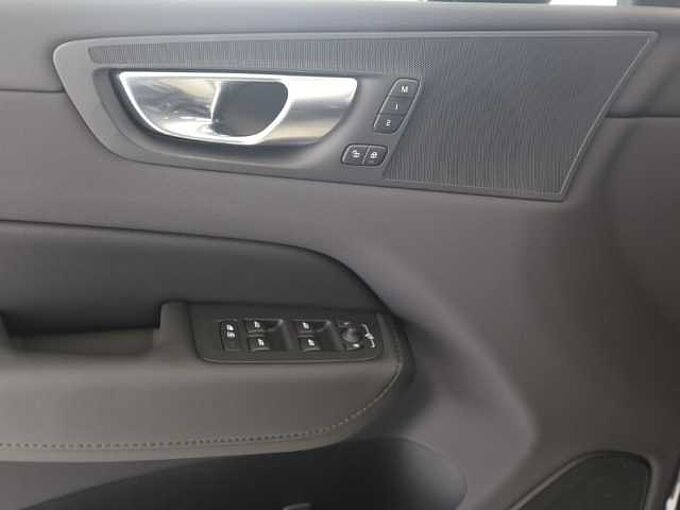 Volvo XC60 Plus Dark T6 19''LM HUD 360kam DAB ACC BLIS Lenkradhz