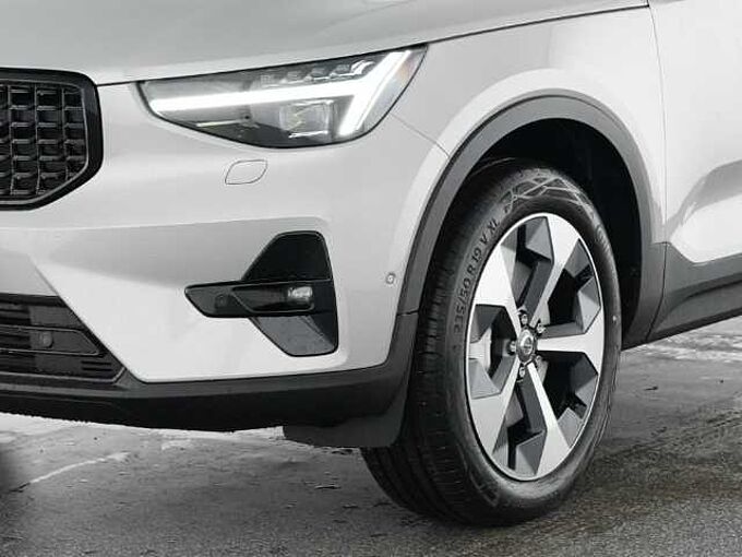 Volvo XC40 Plus Dark B4 19''LM Pano Pilotassist 360kam DAB Harman LED ThorsHammer