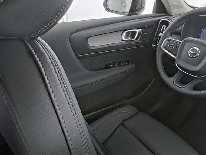 Volvo XC40 Plus Dark B4 19''LM Pano Pilotassist 360kam DAB Harman LED ThorsHammer