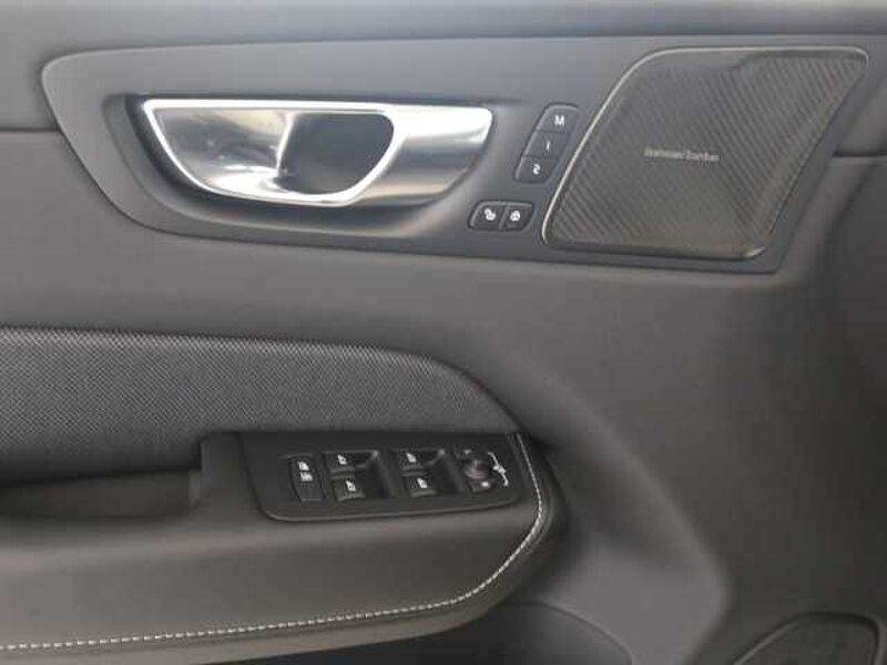 Volvo XC60 Plus Dark B5 AWD 20''LM AHK Pano 360kam PilotAssist Harman DAB