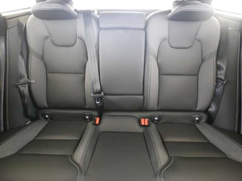 Volvo XC60 Plus Dark B5 AWD 20''LM AHK Pano 360kam PilotAssist Harman DAB