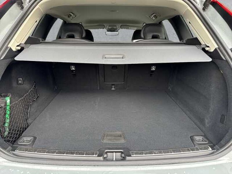 Volvo XC60 Plus Dark B5 19''LM ACC BLIS Harman DAB ActiveHigh Beam