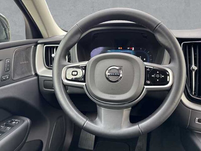 Volvo XC60 Plus Dark B5 19''LM ACC BLIS Harman DAB ActiveHigh Beam