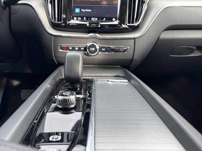 Volvo XC60 Plus Dark B5 19''LM ACC BLIS Harman DAB ActiveHigh Beam