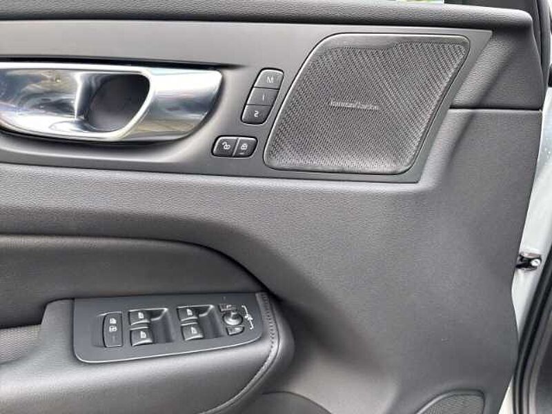 Volvo XC60 Plus Dark B5 19''LM ACC BLIS Harman DAB ActiveHigh Beam