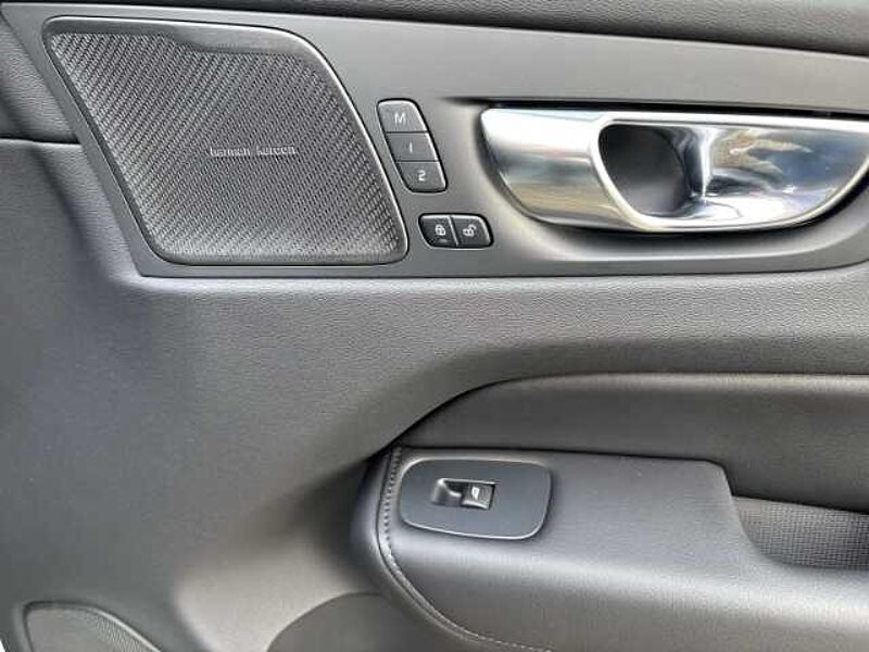 Volvo XC60 Plus Dark B5 19''LM ACC BLIS Harman DAB ActiveHigh Beam