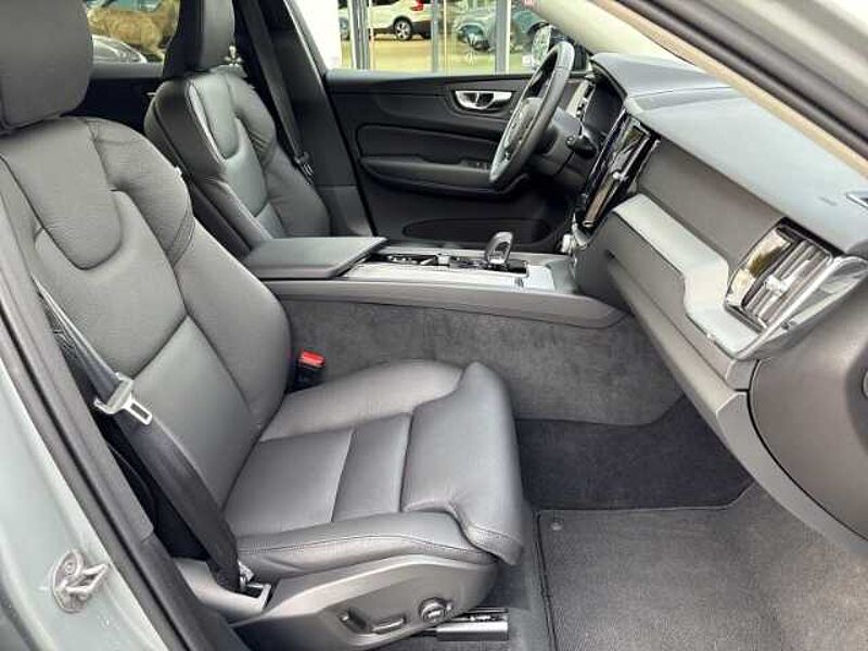 Volvo XC60 Plus Dark B5 19''LM ACC BLIS Harman DAB ActiveHigh Beam