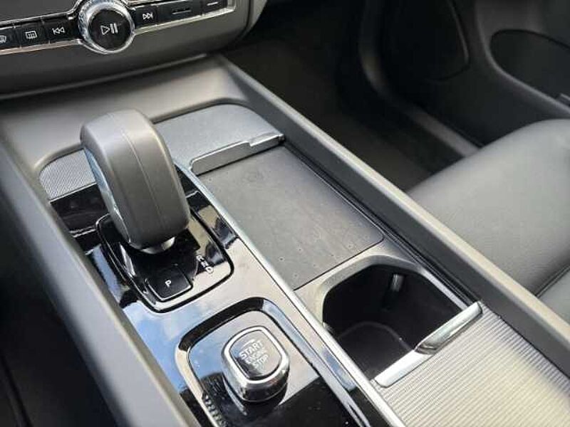 Volvo XC60 Plus Dark B5 19''LM ACC BLIS Harman DAB ActiveHigh Beam