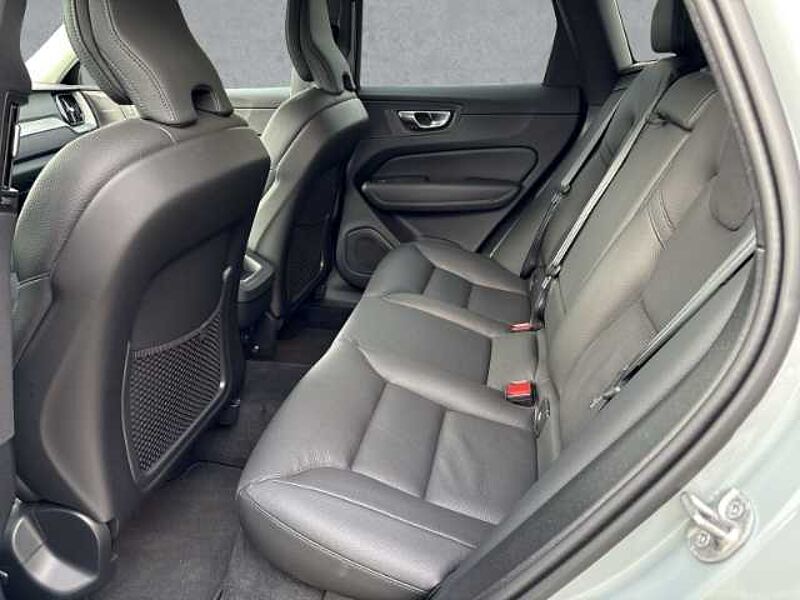 Volvo XC60 Plus Dark B5 19''LM ACC BLIS Harman DAB ActiveHigh Beam