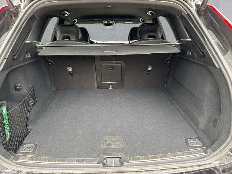 Volvo XC60 Plus Dark B5 19''LM ACC BLIS Harman DAB ActiveHigh Beam