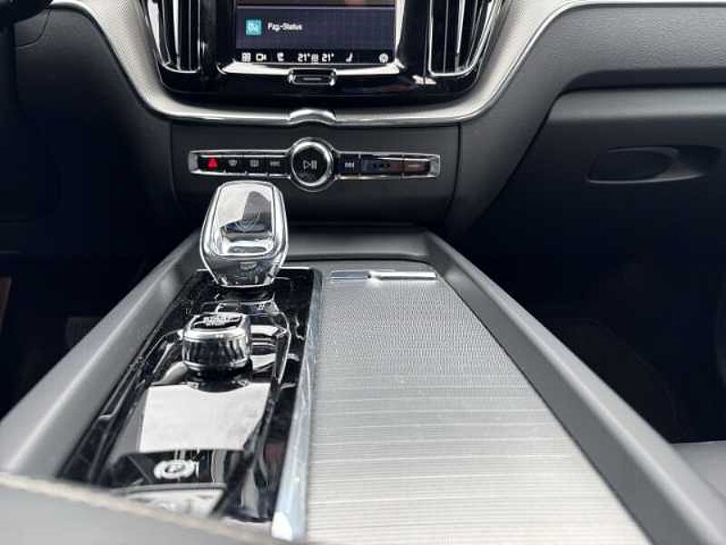 Volvo XC60 Plus Dark B5 19''LM ACC BLIS Harman DAB ActiveHigh Beam