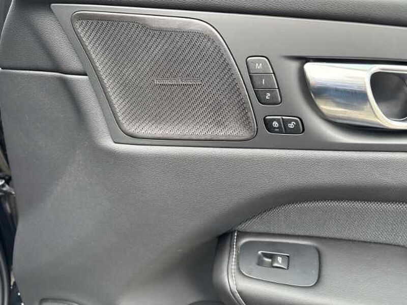 Volvo XC60 Plus Dark B5 19''LM ACC BLIS Harman DAB ActiveHigh Beam