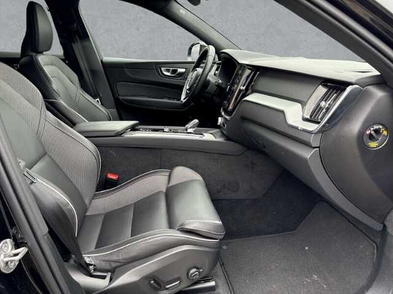 Volvo XC60 Plus Dark B5 19''LM ACC BLIS Harman DAB ActiveHigh Beam