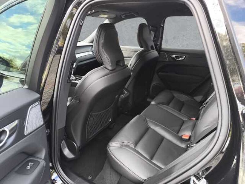 Volvo XC60 B5 Benzin AWD Plus Black Edition Nappa Luft-FW B&W