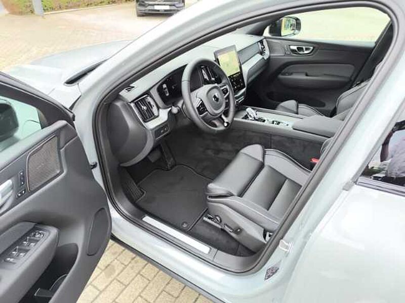 Volvo XC60 T8 Plus Black Edition Recharge Plug-In Hybrid AWD HUD Pano