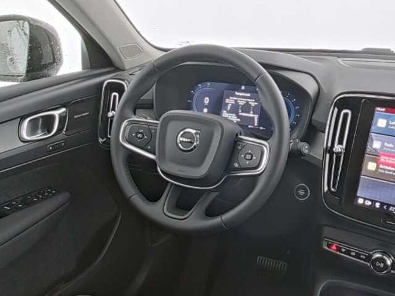 Volvo XC40 Plus Dark B4 19''LM Pano Pilotassist 360kam DAB Harman LED ThorsHammer