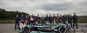 Jaguar Racing und die legendäre Kunstfallschirmspringer-Truppe RAF Falcons stimmen mit dramatischer Vorführung auf London E-Prix ein